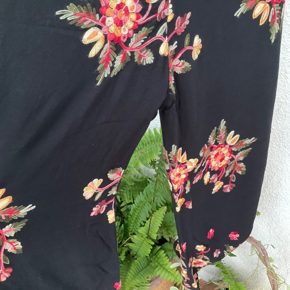 LIV LOS ANGELES Women’s Black Floral Embroidered Wide Leg Boho Style Pants - Picture 7 of 7